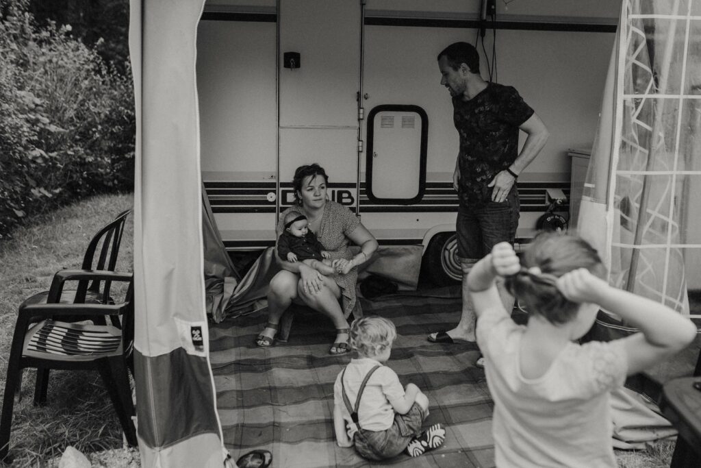 Famille devant leur caravane durant une séance famille dans un camping en Loire Atlantique