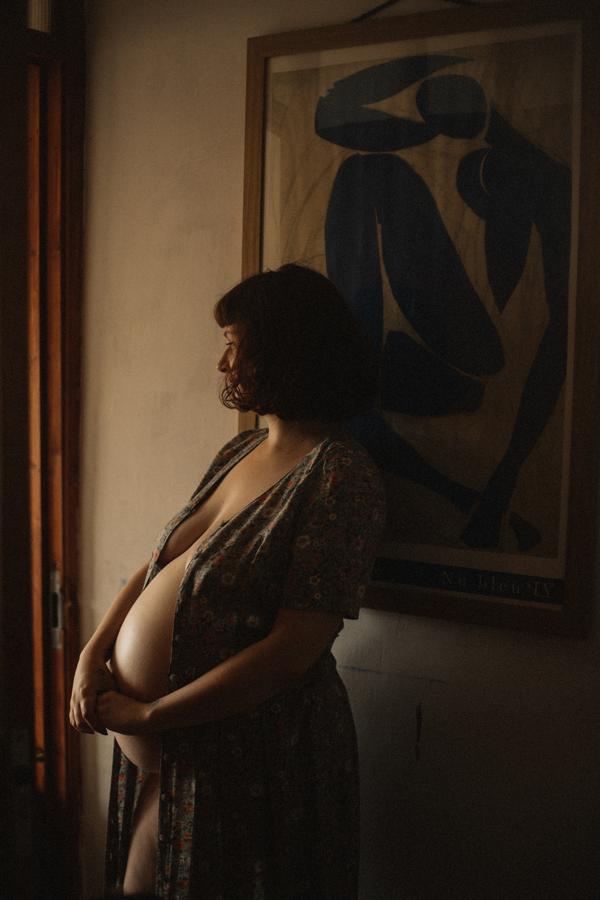 Femme enceinte posant pendant une séance maternité à Rennes