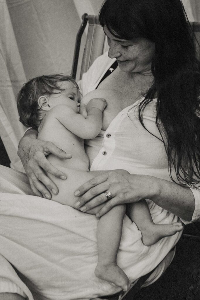 Maman allaitant son bébé à Nantes