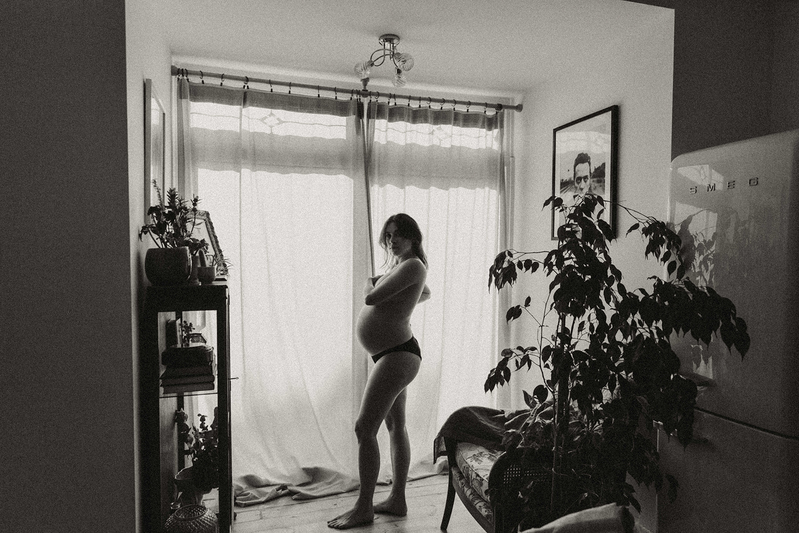 Femme enceinte posant dans son salon à Nantes