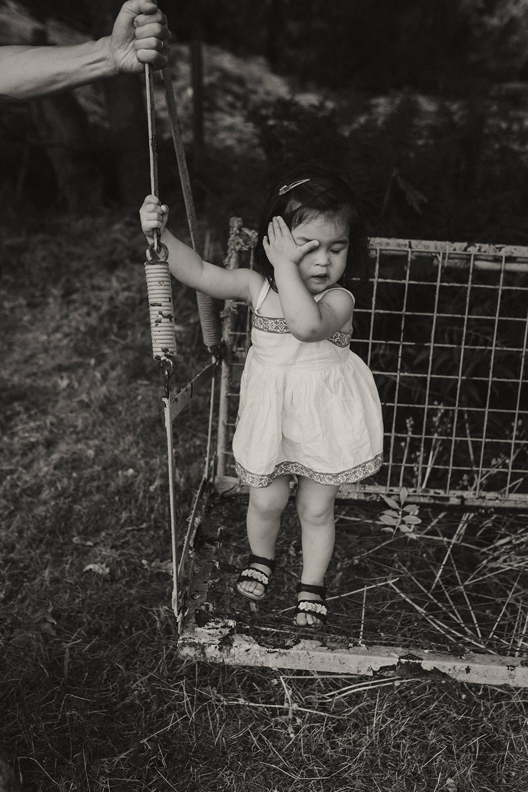 Photo noir et blanc d'un enfant sur une balancelle