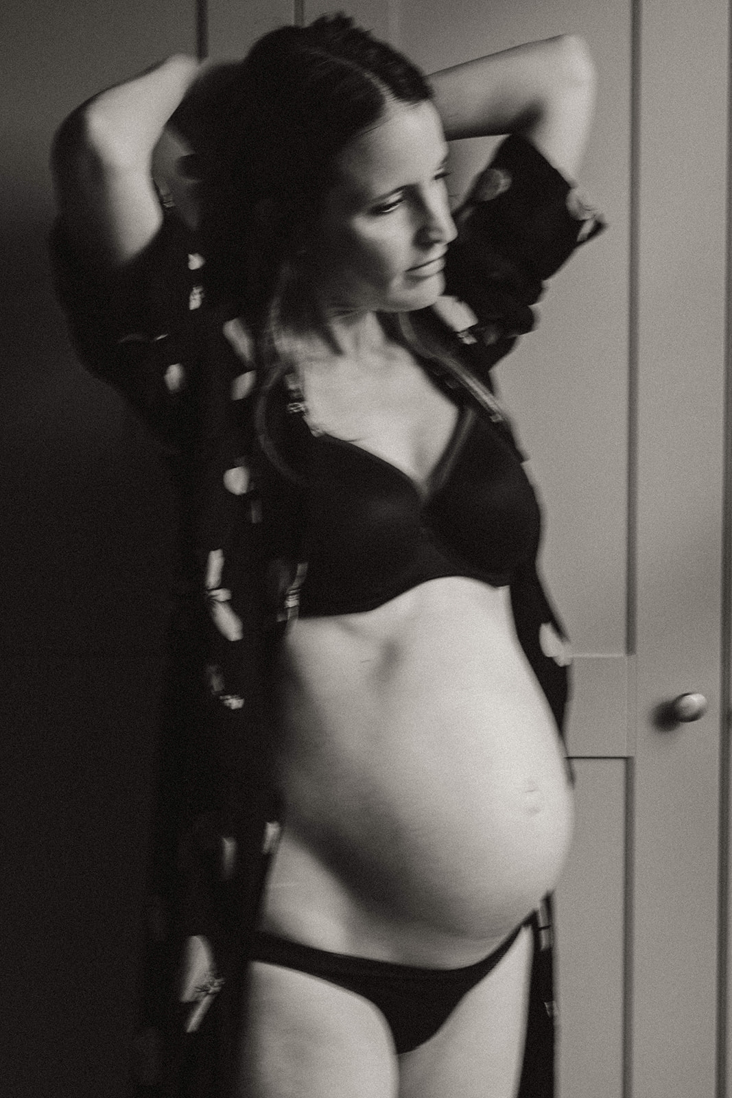 Olivia posant pendant sa seance photo grossesse a domicile a nantes