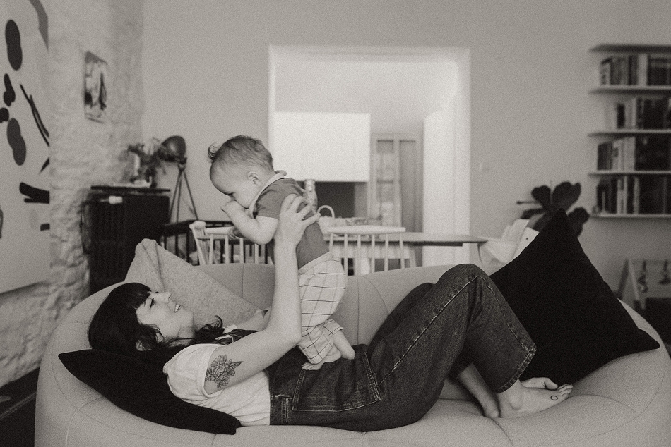 Maman et enfant dans leur maison pendant une séance photo famille à nantes