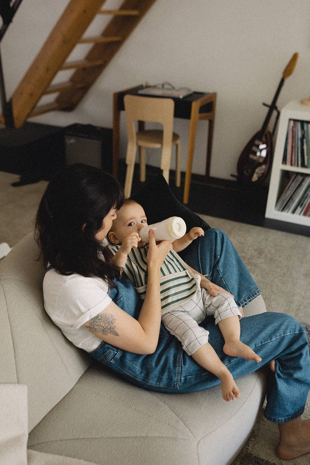 Maman et enfant dans leur maison pendant une séance photo motherhood à nantes