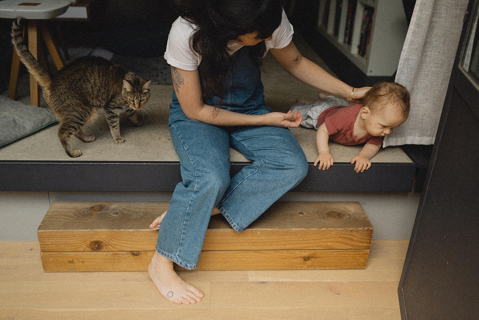 Maman, enfant et leur chat dans leur maison pendant une séance photo matrescence à nantes