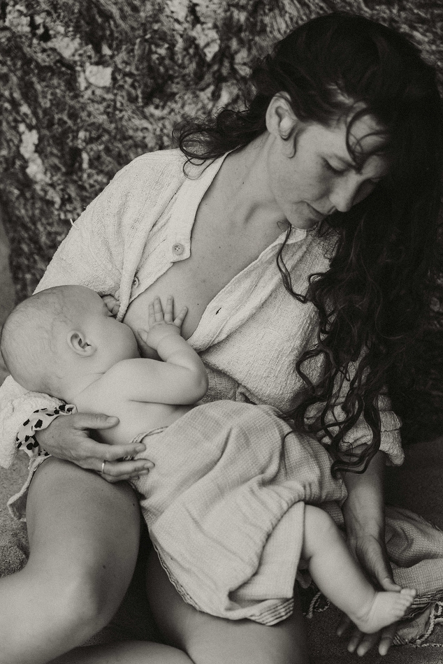 photo artistique d'une maman qui allaite son bébé sur la plage pendant une séance photo inspiré de Julia Margaret Cameron