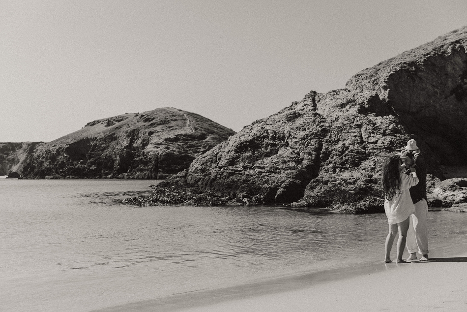 photo noir et blanc prise sur la plage à Belle Ile lors d'une séance famille lifestyle
