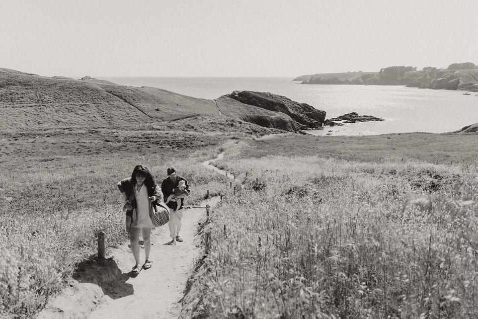 Plan large des dunes et de la plage prise lors d'une séance photo famille à Belle île