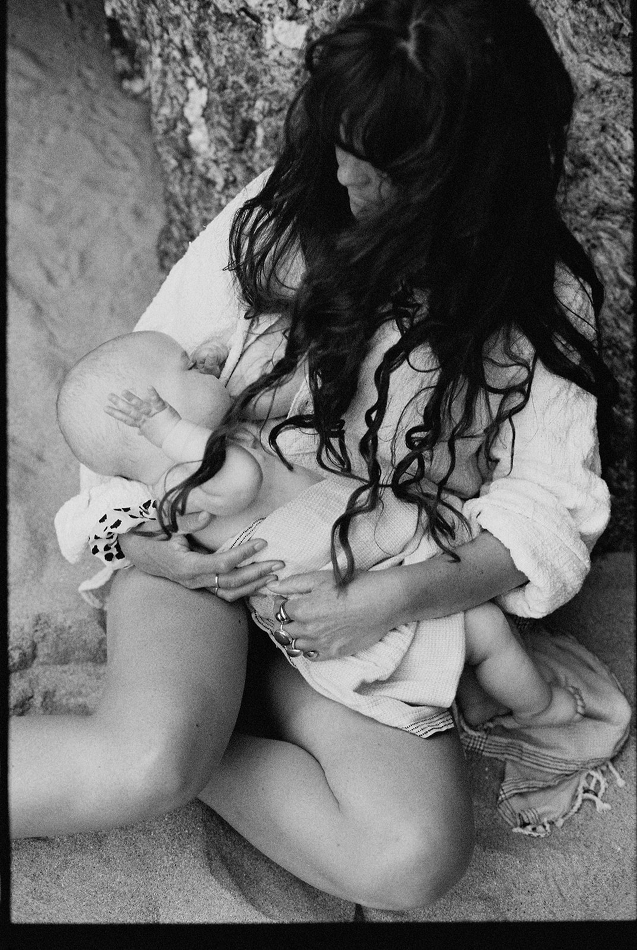 maman en train d'allaiter son bébé sur la plage à Belle Ile