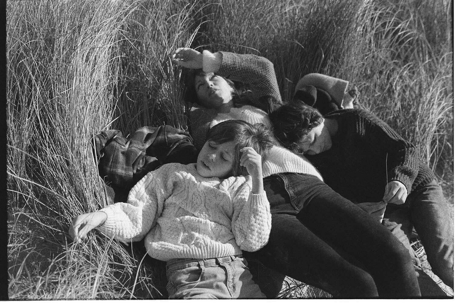 Photo argentique d'une famille allongée dans l'herbe sur la plage lors d'une séance photo en vendée